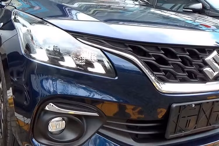 Theo đó, mẫu xe Suzuki Baleno 2022 giá rẻ cũng sở hữu lưới tản nhiệt hình chữ "U" với viền mạ crôm dày dặn, đèn pha mới tích hợp 3 đèn LED định vị ban ngày, nắp ca-pô hình vỏ sò phẳng hơn, cản trước cải tiến và hốc đèn sương mù lớn hơn.