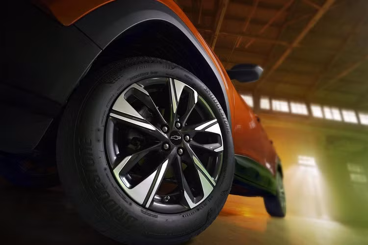 Đằng sau Chevrolet Tracker RS 2022 xuất hiện cản sau màu đen bóng, tích hợp bộ khuếch tán gió mới. Những chi tiết còn lại trên đuôi xe đều được giữ nguyên như các phiên bản cũ. Dự kiến, kích thước của Chevrolet Tracker RS 2022 cũng không có gì thay đổi.
