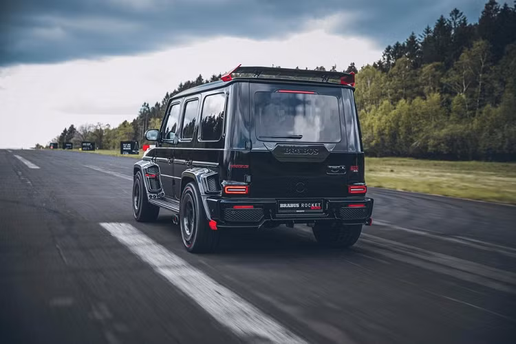 Điều làm nên sự hấp dẫn của Brabus 900 Rocket Edition chính là việc xe được độ từ trong ra ngoài và còn nâng cấp động cơ lên công suất cực khủng 900 ps, đúng với tên gọi của xe và giá bán của xe độ Brabus 900 Rocket Edition không hề rẻ khi tại nước ngoài đã 13 tỷ đồng, tức bằng một chiếc xe Mercedes-AMG G63 đã nộp đủ thuế tại Việt Nam nhưng nếu so với giá từ nhà máy, Brabus 900 Rocket Edition có giá đắt gấp 3,5 lần xe tiêu chuẩn.