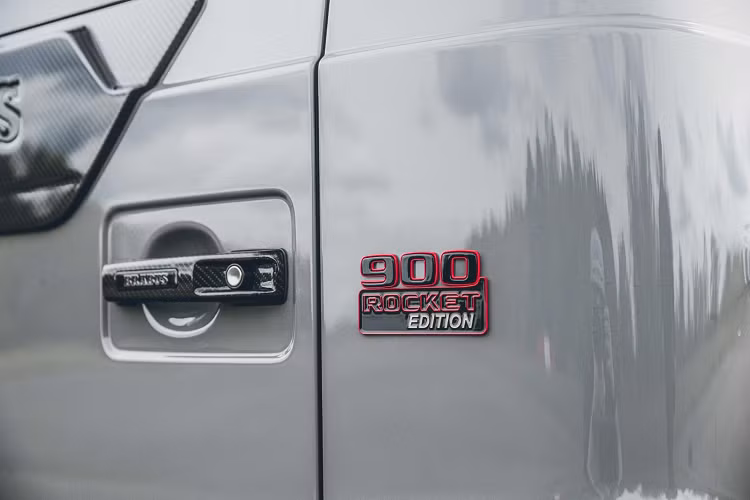 Ở thiết kế, dù dựa trên xe Mercedes-AMG G63 nhưng mẫu xe 900 Rocket Edition đã được Brabus định nghĩa lại đỉnh cao của danh mục SUV tốc độ với khái niệm khí động học thân rộng mới được phát triển giúp xe rộng hơn khoảng 10 cm so với bản tiêu chuẩn.
