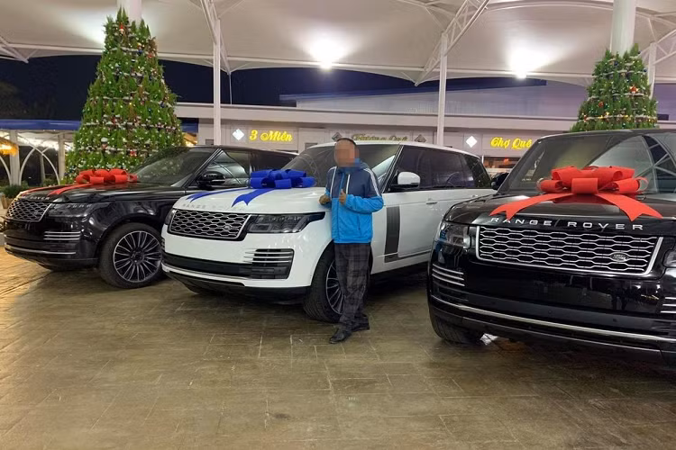 Hình ảnh chụp lại cho thấy có trên 10 chiếc xe sang đắt tiền đến từ các thương hiệu Range Rover, Mercedes-AMG G63, Bentley và đắt đỏ cũng như hiếm có như Mercedes-Maybach S680 cũng xuất hiện.