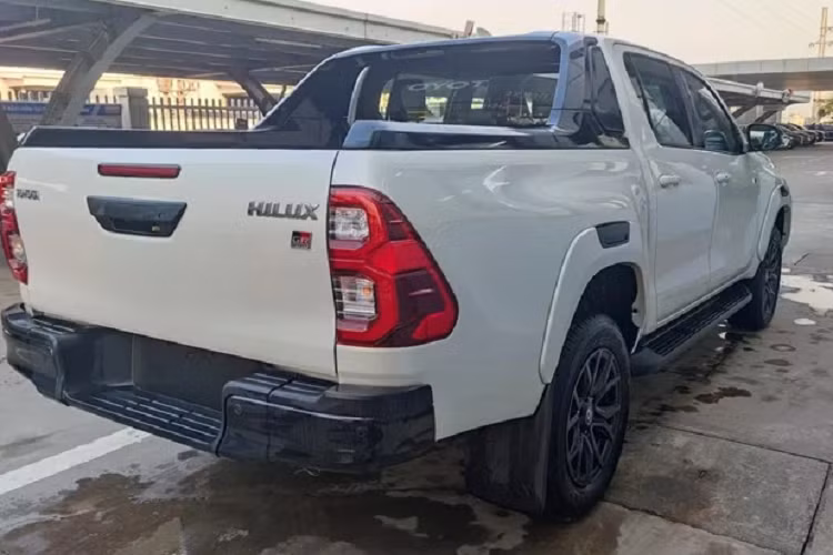 Tại Thái Lan, phiên bản này có giá bán 1.299.000 Baht (khoảng 899 triệu đồng). Mức giá 1,1 tỷ đồng cho chiếc Hilux GR Sport 2.8 4x4 AT độc nhất Việt Nam đang rao bán này được cho là không quá cao khi mức giá dự kiến cho mẫu bán tải Hilux 2023 bản cao nhất cũng sẽ nằm ở mức này.