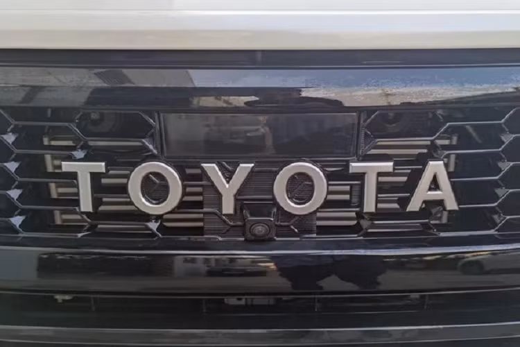 Ngoại thất của Toyota Hilux GR Sport sở hữu phong cách thiết kế thể thao, hầm hố khi được thiết kế bởi Toyota Gazoo Racing. Xe sở hữu cụm lưới tản nhiệt góc cạnh và trang bị logo chữ “TOYOTA”. Các chi tiết như Cụm lưới tản nhiệt, cản trước và ốp đèn sương mù được sơn màu đen bóng.