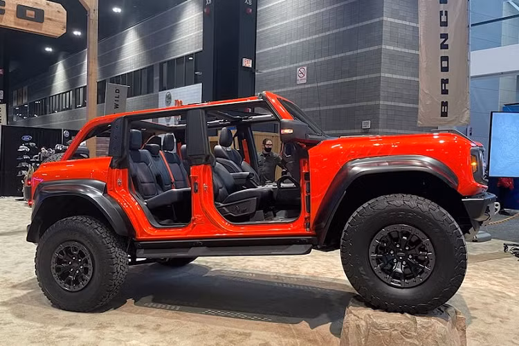 Ngoài động cơ mạnh hơn, Ford Bronco Raptor 2022 còn tạo điểm nhấn khác biệt với bản thường bằng gói Sasquatch Package tùy chọn. Gói này cung cấp hệ thống treo Raptor HOSS 4.0, khung bằng thép cường độ cao và lốp chạy toàn địa hình với kích thước lên đến 37 inch (khoảng 940 mm) cho xe. Nếu muốn, khách hàng có thể chi thêm tiền cho bộ vành la-zăng do bộ phận Ford Performance phát triển.
