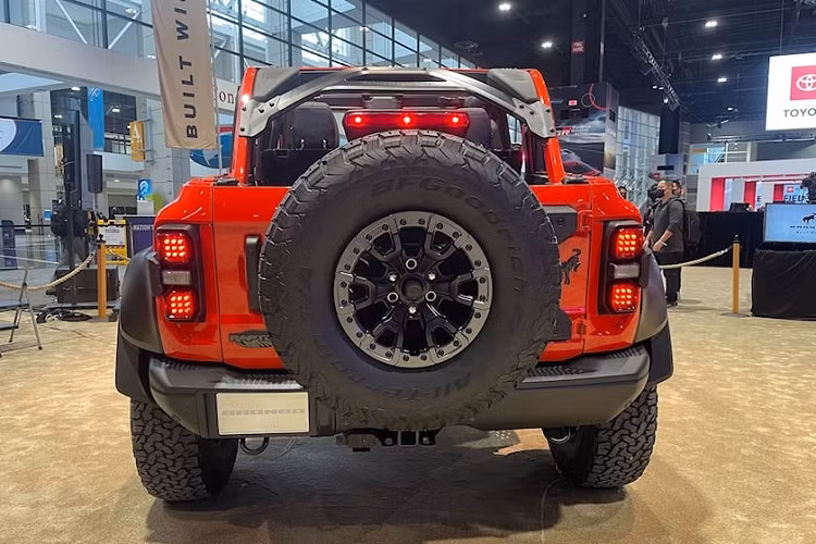 Lấy cảm hứng từ xe đua địa hình Ultra4 Racing, bộ phận Ford Performance đã nâng cấp cầu cứng phía sau của Bronco Raptor mới lên loại Dana 50 Heavy-Duty AdvanTEK với vòng răng trong 235 mm. Trong khi đó, cầu trước là loại Dana 44 AdvanTEK với trục truyền động nâng cấp
