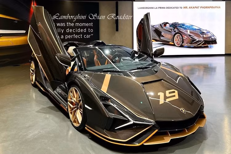Hiện chưa rõ đại gia Thái Lan bỏ ra bao nhiêu tiền để sở hữu xe Lamborghini Sian Roadster, chỉ biết rằng, giá xe Lamborghini Sian Roadster có giá ước tính 3,7 triệu đô la, tương đương 85 tỷ đồng. So với phiên ban Lamborghini Sian Coupe, chiếc xe mui trần tất nhiên được trang bị chiếc mui cứng có thể tháo rời, ngoài ra, hãng siêu xe Ý phải thiết kế để mẫu xe này đảm bảo tính khí động học, vẻ đẹp và cả sức mạnh của xe không thay đổi quá nhiều so với bản Coupe.