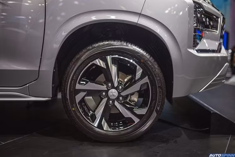Ở phiên bản mới, mẫu MPV này không thay đổi nhiều về kích thước, trừ chiều cao gầm. Theo đó, chiều cao gầm của xe đã tăng thêm 15 mm lên 220 mm, tương đương một số mẫu SUV. Nhờ đó, đây là một trong những mẫu MPV cỡ nhỏ có gầm cao nhất trên thị trường. Sự thay đổi này cũng giúp Mitsubishi Xpander 2022 mới phù hợp với điều kiện đường sá ở các nước Đông Nam Á hơn.
