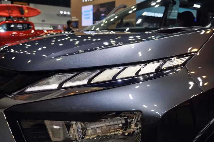 Bên ngoài, Mitsubishi Xpander 2022 đã được cải tiến về thiết kế, nhất là phần đầu xe. Tại đây, mẫu MPV cỡ nhỏ này có thêm lưới tản nhiệt, đèn pha, dải đèn LED định vị ban ngày và cản trước mới. Trong khi đó, thiết kế sườn xe không có gì mới, ngoài bộ vành la-zăng 17 inch mới với thiết kế 5 chấu kép, sơn 2 màu thể thao hơn.