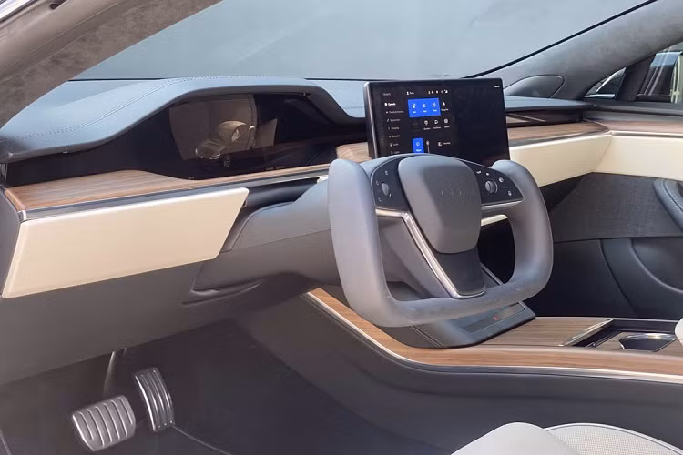Hiện chưa rõ mức giá xe Tesla Model S Plaid 2022 đầu tiên về Việt Nam, chỉ biết rằng, tại thị trường nước ngoài, xe có giá bán từ 134.990 đô la, tương đương 3,1 tỷ đồng. Điểm làm nên sự hấp dẫn của Tesla Model S Plaid 2022 chính là việc xe được trang bị đến 3 mô-tơ điện tạo ra công suất tối đa lên đến 1.020 mã lực và tăng tốc từ vị trí xuất phát lên 96 km/h trong thời gian chưa đến 2 giây.