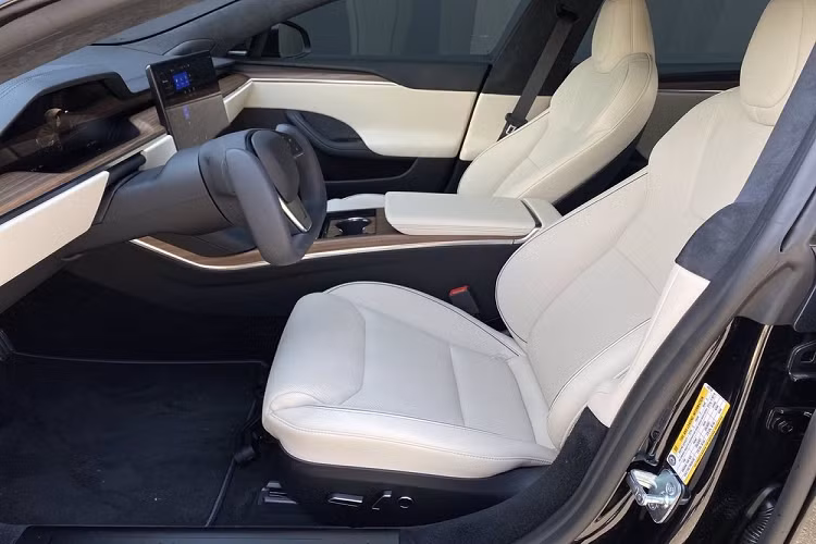 Chiếc xe điện Tesla Model S Plaid 2022 đầu tiên về dải đất hình chữ S có ngoại thất sơn màu đen cùng với đó là nội thất bọc da màu trắng rất đặc trưng của thương hiệu xe Tesla. 