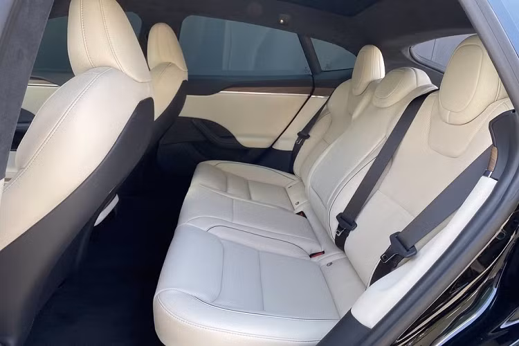 So với các phiên bản Tesla Model S còn lại, Tesla Model S Plaid 2022 gây ấn tượng với thiết kế vô lăng kiểu cắt nửa phần trên trông giống các mẫu xe viễn tưởng và được hãng xe này ví von là "tối ưu cho hệ thống lái tự động" nhưng thực tế người lái rất vất cả khi xoay vô lăng.