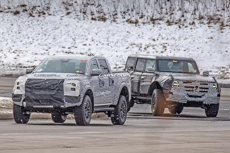 Ngoài động cơ mạnh mẽ hơn và thiết kế hầm hố hơn, Ford Ranger Raptor 2022 dự kiến còn được trang bị hệ thống treo khác biệt so với Ranger thế hệ mới. Trong khi đó, Ford Ranger 2022 vẫn được trang bị hệ thống treo độc lập phía trước và hệ thống treo cầu cứng với lò xo lá như trước