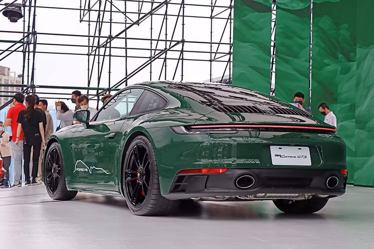 Tên hãng Porsche xuất hiện trên cửa, bộ mâm Turbo S Exclusive Design có khóa trung tâm được sơn đen và có điểm nhấn màu xanh lá giống như màu sơn thân xe; logo Porsche Exclusive Manufaktur trên kính hông phía sau; logo Porsche màu đen mờ nằm chính giữa dải đèn hậu...