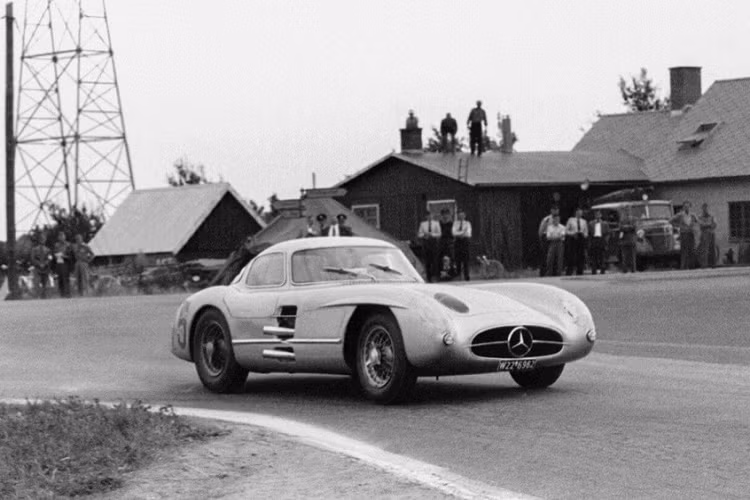 Nhà sản xuất xe Đức chỉ từng chế tạo hai chiếc Mercedes-Benz 300 SLR Uhlenhaut 1956 đi đường phố dựa trên bản xe đua, và chúng được đặt theo tên của Rudolf Uhlenhaut, trưởng bộ phận thử nghiệm của Mercedes-Benz. Silver Arrow là một trong những chiếc xe đua nổi tiếng nhất ra đời từ thương hiệu, và nó có một lịch sử rất thú vị.
