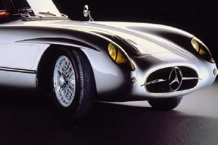 Thương hiệu Mercedes-Benz cũng thường xuyên góp mặt trong danh sách 5 xe bán đấu giá đắt nhất với những chiếc xe đua W196, được bán cách đây vài năm với giá 31.837.000 USD.