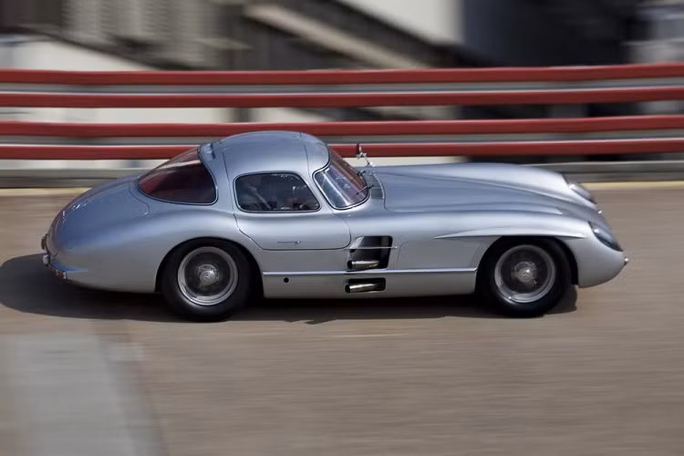 Vụ mua bán kỷ lục mới nhất đã được tổ chức bởi chính Mercedes-Benz khi hãng đã mời một số nhà sưu tập nổi tiếng nhất thế giới đến tham dự bữa trưa độc quyền tại Bảo tàng Mercedes-Benz, ở Stuttgart. Theo Hagerty, các nhà sưu tập đặc biệt đã bay trên những máy bay phản lực tư nhân để đến sự kiện vào ngày 6/5.