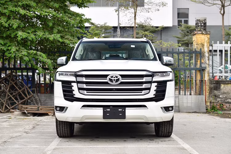 Toyota Land Cruiser thế hệ đầu tiên ra mắt vào năm 1951, do đó để phân biệt với bản thường, xe có thêm logo "70th Anniversary", hốc đèn sương mù có thêm ốp mạ chrome, bậc lên xuống và lưới tản nhiệt có thêm thanh nan sơn trắng đồng màu thân xe, cuối cùng là bộ vành 20 inch đa chấu.