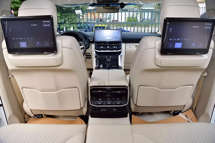 Các tiện nghi hiện đại ở mẫu SUV địa hình cũng rất đầy đủ, như sạc điện thoại không dây vốn chỉ thấy trên các mẫu xe cao cấp, hệ thống điều hoà tự động 4 vùng độc lập, dàn âm thanh 14 loa của thương hiệu JBL, màn hình giải trí 12.3 inch tích hợp cảm ứng, định vị bản đồ, điều chỉnh các chức năng điều hoà, kết nối Apple CarPlay và Android Auto, màn hình hiển thị thông tin lên kính lái.