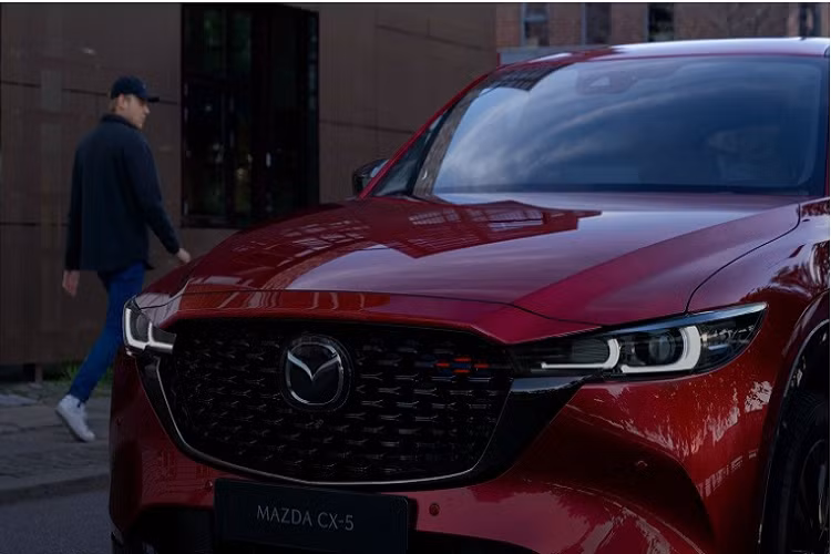 Tương tự xe ở thị trường Mỹ và Trung Quốc, Mazda CX-5 2022 tại Indonesia cũng được cải tiến nhẹ trong thiết kế ngoại thất. Theo đó, mẫu xe này được bổ sung lưới tản nhiệt mới, được bao quanh bằng nẹp dày dặn hơn nhưng không kéo dài hết đèn pha như phiên bản cũ. Tiếp đến là cụm đèn pha LED thích ứng với 2 dải đèn LED định vị ban ngày hình chữ "L" bên trong.
