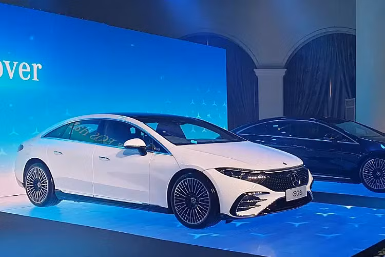  Mercedes-Benz EQS 2022 mới sẽ mở bán tại Thái Lan với 2 phiên bản ban đầu là EQS 450+ AMG Premium và EQS 450+ Edition 1. Trong đó, EQS 450+ AMG Premium có giá từ 8,57 triệu baht (tương đương 5,8 tỷ đồng) và EQS 450+ Edition 1 có giá từ 8,87 triệu baht (tương đương 6 tỷ đồng).