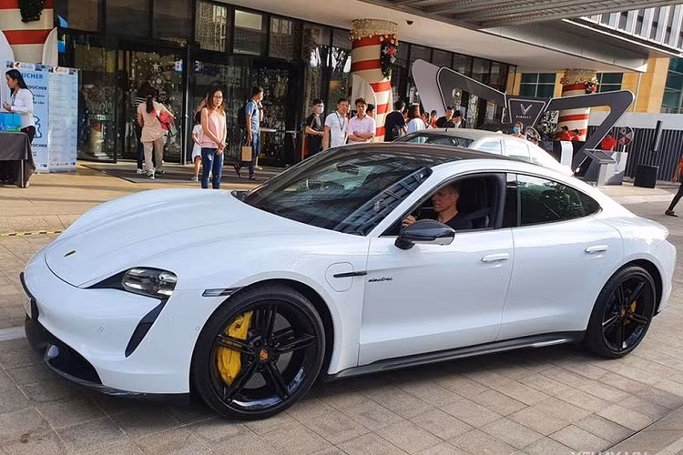 Porsche Taycan vận hành bằng động cơ điện và pin dung lượng 79,2 kWh, có khả năng sản sinh công suất 435 mã lực (hoặc 530 mã lực với Overboost) và mô men xoắn cực đại 640 Nm. Nhờ gói nâng cấp pin Performance Battery Plus, sức mạnh có thể tăng lên 489 mã lực (hoặc 571 mã lực với Overboost)...