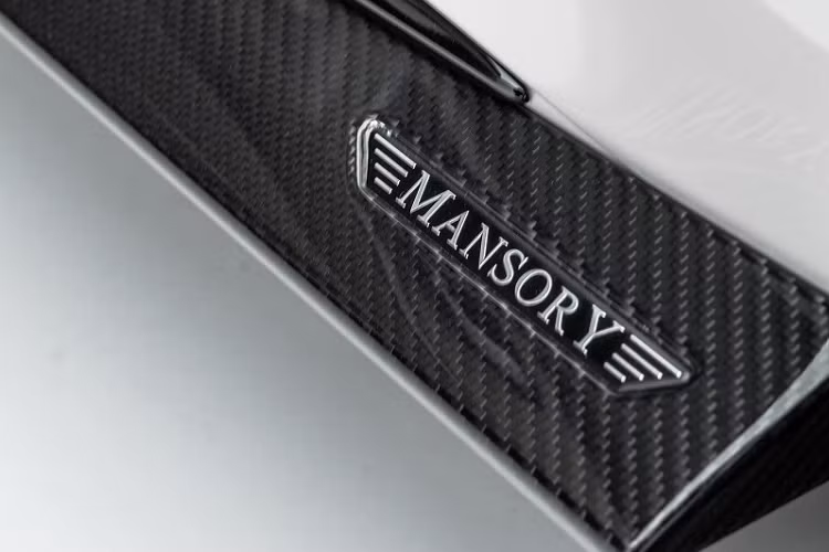 Mansory không cho thấy thiết kế khoang nội thất của bản độ S-Class thế hệ mới này. Tuy nhiên, đối chiếu với diện mạo bề ngoài cùng một số sản phẩm trước đây, có thể dự đoán khoang nội thất sẽ nhận được một số điểm nhấn trang trí bằng sợi carbon.