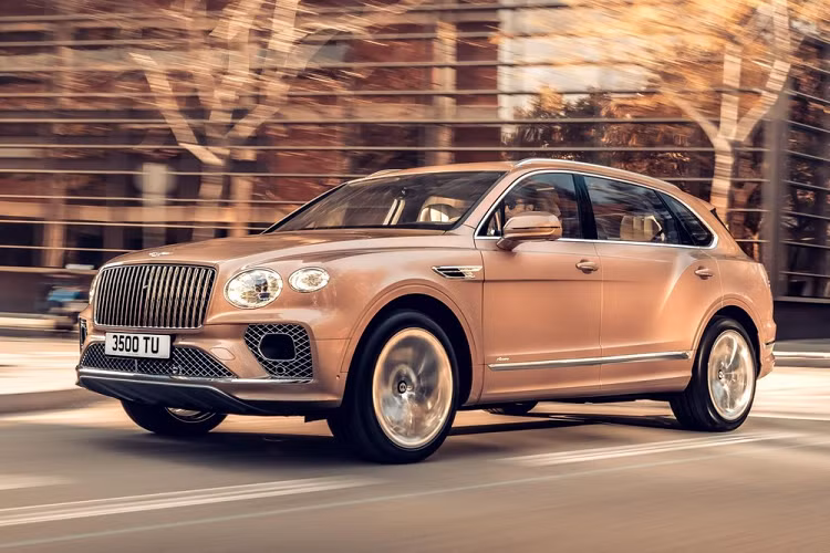 Vào hồi năm 2020, hãng Bentley đã chính thức khai tử mẫu sedan siêu sang cỡ lớn Mulsanne. Mãi đến nay, khoảng trống mà Mulsanne để lại mới được lấp đầy bằng tân binh Bentley Bentayga EWB 2022 mới phiên bản trục cơ sở dài Extended Wheelbase (EWB).