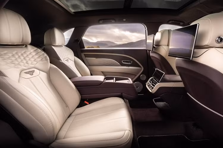 Chưa hết, hãng Bentley còn giới thiệu công nghệ cảm biến nhiệt độ mới trên Bentayga EWB. Ghế có tính năng sưởi ấm và làm mát hiện đã không còn mới lạ gì với người dùng ôtô. Ở Bentley Bentayga EWB, những tính năng này của ghế sẽ được nâng lên một tầm cao mới.