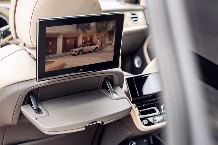 Không chỉ tiện nghi, nội thất của Bentley Bentayga EWB còn sang trọng với những vật liệu cao cấp như ốp kim loại chỉ dày 0,07 mm, được ghép bằng tay lên bề mặt gỗ ốp.
