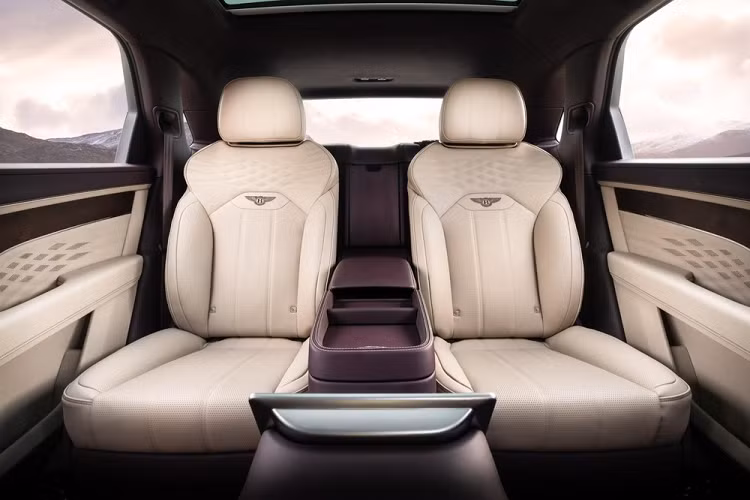 Theo hãng Bentley, đây là loại ghế tiên tiến nhất từng được trang bị cho một mẫu xe. Hành khách có thể chỉnh ghế này như ngả 40 độ để biến thành chiếc giường thông qua màn hình trung tâm phía sau. Ngoài ra, hành khách cũng có thể tháo màn hình này ra để sử dụng như máy tính bảng cầm tay.