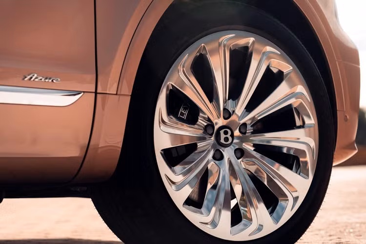 Ngoài nội thất, Bentley Bentayga EWB còn có một số đặc điểm nhận dạng ở ngoại thất như cửa sau dài hơn và lưới tản nhiệt với những nan nằm dọc giống Flying Spur. Bộ vành hợp kim 22 inch bóng. Xe sở hữu động cơ xăng V8, tăng áp, dung tích 4.0L, sản sinh công suất tối đa 542 mã lực và mô-men xoắn cực đại 770 Nm. Nhờ đó, xe có thể tăng tốc từ 0-100 km/h trong 4,6 giây và đạt vận tốc tối đa 290 km/h.