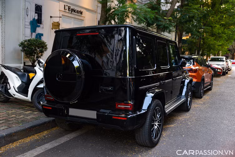 Tuy nhiên thời gian gần đây có sự xuất hiện của dòng xe Mercedes-Benz G350d tại Việt Nam. Dòng xe này mặc dù có ít trang bị hơn cùng trang bị máy dầu nhưng lại có ưu thế về giá thành khi rẻ hơn G63 tới vài tỷ đồng.