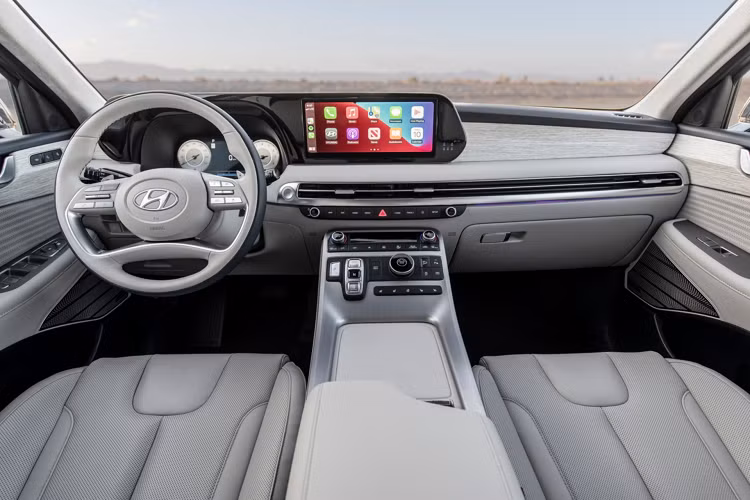 Lưới tản nhiệt được Hyundai làm góc cạnh hơn và chiếm gần hết diện tích đầu xe. Các chi tiết trong lưới tản nhiệt tạo hình nổi khối tôn vẻ hầm hố.
