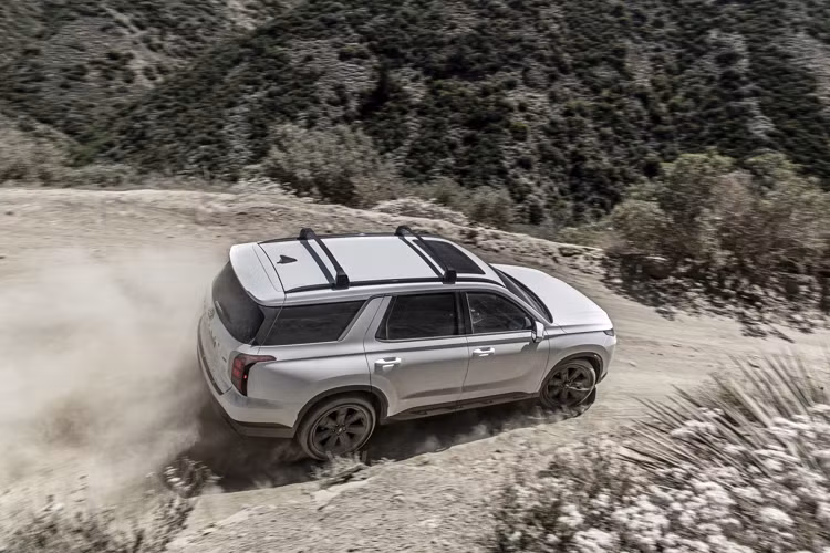 Hyundai Palisade 2023 thế hệ mới vẫn có cấu hình 7 chỗ nhưng hàng ghế thứ ba nay đã có thêm tính năng sưởi ghế, hàng ghế thứ hai có thêm tuỳ chọn làm mát, tựa tay và tựa đầu điều chỉnh được.