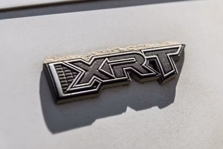 Hyundai Palisade XRT 2023 bản thường có đầy đủ các tính năng, trang bị như phiên bản SEL nhưng có thêm vành 20 inch màu tối, tấm chắn gầm xe, cản va chắc chắn hơn, thanh giá nóc để chằng buộc hàng hoá, cửa sổ trời chỉnh điện và ghế ngồi giả da H-Tex màu đen.