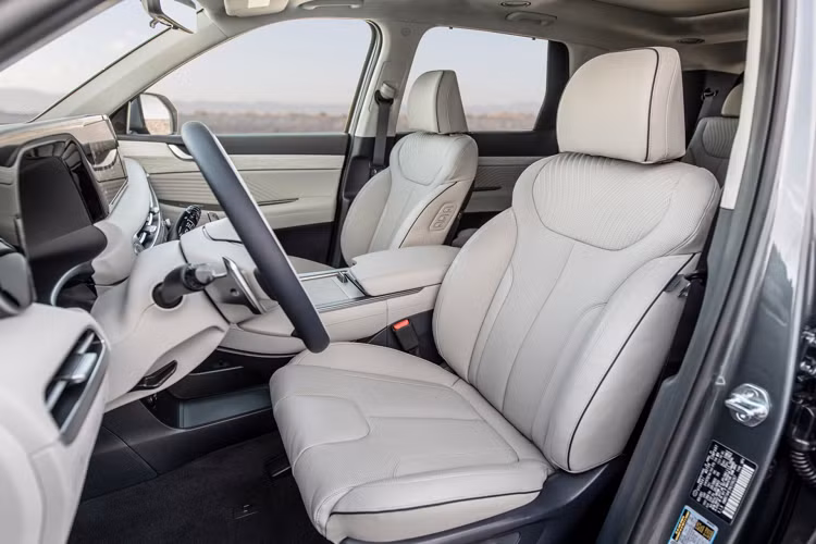 Bên trong, Hyundai trang bị thêm một số tiện nghi cũng như điều chỉnh một vài chi tiết nhỏ. Bảng taplo vẫn như thế hệ cũ nhưng tay lái 3 chấu đã được thay thế bằng loại 4 chấu mới. Kiểu vô lăng này đã thấy trên một số xe Genesis và mẫu 9 chỗ đời mới Staria.