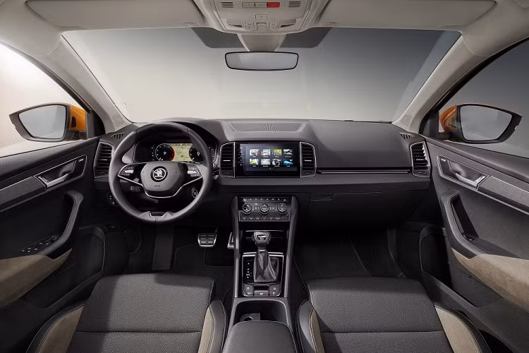 Tùy thuộc vào phiên bản, Skoda Karoq sẽ dùng màn hình 6,5 inch, 8 inch hoặc 9,2 inch. Thêm vào đó là công nghệ SmartLink, Android Auto, Apple CarPlay không dây, tính năng trợ lý ảo mang tên Laura, có thể hiểu 15 ngôn ngữ và tính năng cập nhật bản đồ/phần mềm qua WiFi. Với bản Sportline, nội thất sẽ tạo điểm nhấn riêng bằng tapi cửa ốp giả sợi carbon, ghế thể thao tích hợp tựa đầu ghế và vô lăng 3 chấu...