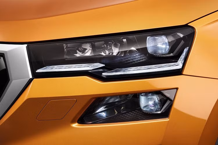 Skoda Karoq của Séc ra đời từ năm 2017 và thuộc phân khúc SUV cỡ C. Karoq được định vị giữa Kamiq và Kodiaq trong dòng sản phẩm của thương hiệu Skoda. Cái tên Karoq bắt nguồn từ tiếng Aleut của người Aleut (Unangax̂) sống tại quần đảo Aleut, Pribilof và Komandorski. Từ Karoq kết hợp giữa "kaa'raq" và "ruq", có nghĩa là "ôtô" và "mũi tên" đồng thời cũng là những chi tiết xuất hiện trên logo hãng Skoda. 