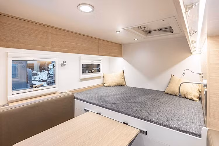 Bên trong của chiếc thùng xe hoàn toàn khác biệt với giường ngủ cỡ lớn, tủ quần áo, phòng tắm, khu bếp từ hiện đại có bồn rửa và bàn ăn dạng trượt có thể dễ dàng biến thành giường đơn...