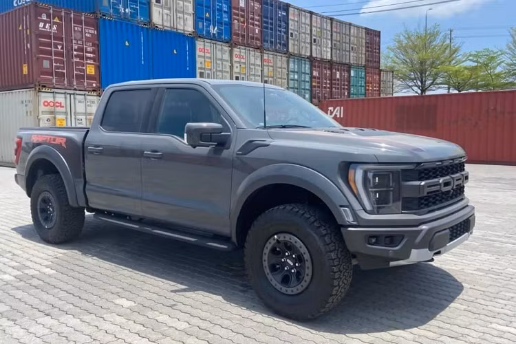 Them Ford F-150 Raptor 2022 thu 3, hon 5 ty dong ve Viet Nam