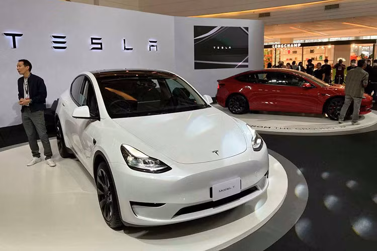 Phiên bản mới của Autopilot mang đến những tính năng như tự động lái trên một số cung đường cụ thể, tự động chuyển làn đường, tự động đỗ xe, gọi xe đến chỗ người lái, nhận biết đèn tín hiệu và biển báo giao thông...