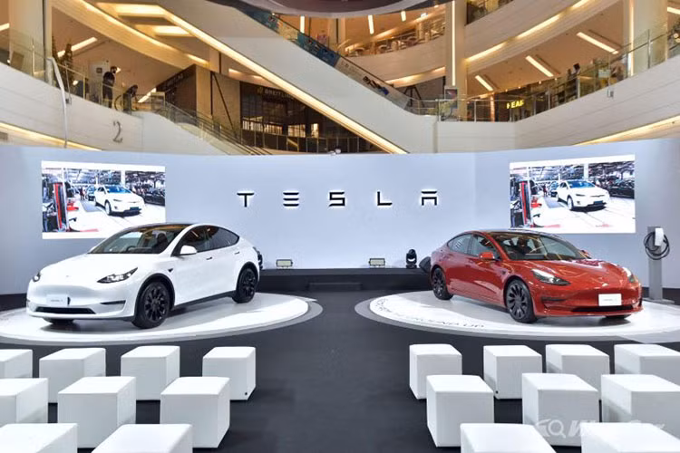 Trên thực tế, Thái Lan không phải là thị trường Đông Nam Á đầu tiên đón nhận Tesla vì trước đó, ôtô điện của tỷ phú Elon Musk đã được bán chính hãng tại Singapore. Vào thời điểm hiện tại, hãng xe điện Mỹ bán 2 mẫu xe ở thị trường Thái Lan là Tesla Model 3 và Model Y.