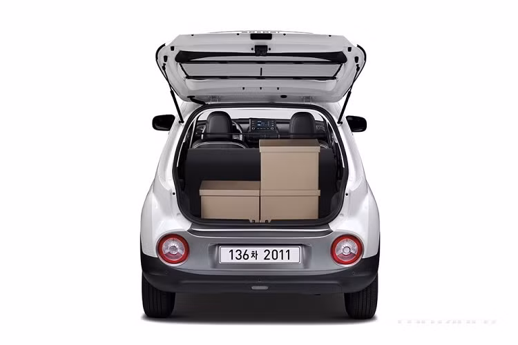 Bên sườn, Hyundai Casper Van 2022 đi kèm gầm cao, chắn bùn khá lớn, tay nắm cửa sau được đặt trên cột C và vành 15 inch bằng thép. Trong khi đó, ở đằng sau xe xuất hiện cửa cốp rộng, đèn hậu với tạo hình dạng hình học giống lưới tản nhiệt và đèn báo rẽ hình tròn khá lớn trên cản sau.