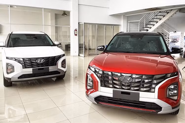 Mới đây, TC Motor đã đưa ra thông báo Hyundai Creta 2022 mới sẽ ra mắt tại Việt Nam vào ngày 15/3/2022. Trước đó, trên nhiều hội nhóm về ôtô đã xuất hiện thông tin mẫu crossover hạng B này sẽ về thị trường Việt Nam. Thậm chí, giới tư vấn bán hàng còn hé lộ giá xe Hyundai Creta 2022 sẽ được bán dự kiến từ 600 - 700 triệu đồng.