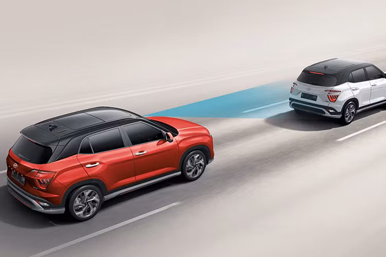 Về an toàn, xe được trang bị gói Hyundai SmartSense, nhưng không phải là trang bị tiêu chuẩn. Đối với biến thể Trend, người dùng sẽ nhận được hệ thống cảm biến áp suất lốp và màn hình hiển thị camera sau cho người lái. Biến thể Style thêm tính năng hỗ trợ tránh va chạm tại điểm mù, hỗ trợ tránh va chạm. Biến thể Prime cao cấp nhất có thêm tính năng hỗ trợ tránh va chạm phía trước (AEB), hỗ trợ giữ làn đường, hỗ trợ theo làn và hệ thống đèn pha thông minh...