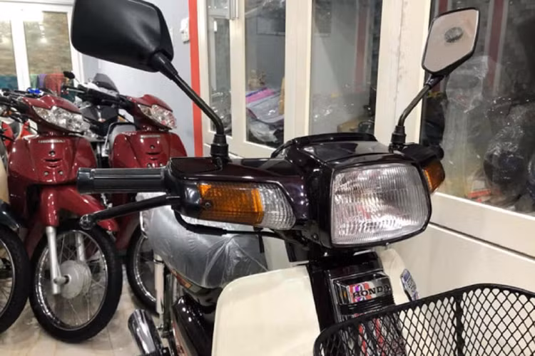 Chiếc xe Honda Dream đầu máy 51 này nhiều khả năng là dạng hàng nhập “3 cục” (linh kiện xe nhập được chứa trong 3 thùng hàng) rồi về Việt Nam lắp ráp. Hơn nữa chắc chắn các hình ảnh cho thấy đây là xe còn zin, chưa đổ xăng.