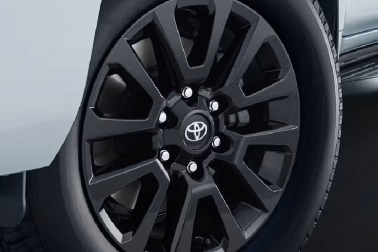 Tại Nhật Bản, giá xe Toyota Land Cruiser Prado Matt Black Edition có mức bán ra từ 4,3 - 5,1 triệu Yên (khoảng 762,7 - 904,6 triệu đồng).