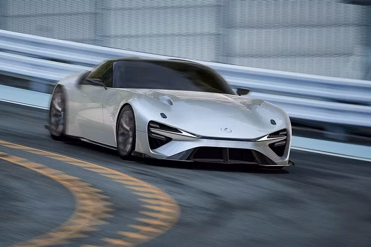 Ở phía sau, Lexus Electrified Sport gây ấn tượng với đuôi xe rộng, đi kèm cụm đèn hậu có thiết kế giống Audi E-Tron GT. Tương tự ở đầu xe, dưới cản sau cũng có hốc gió cỡ lớn.