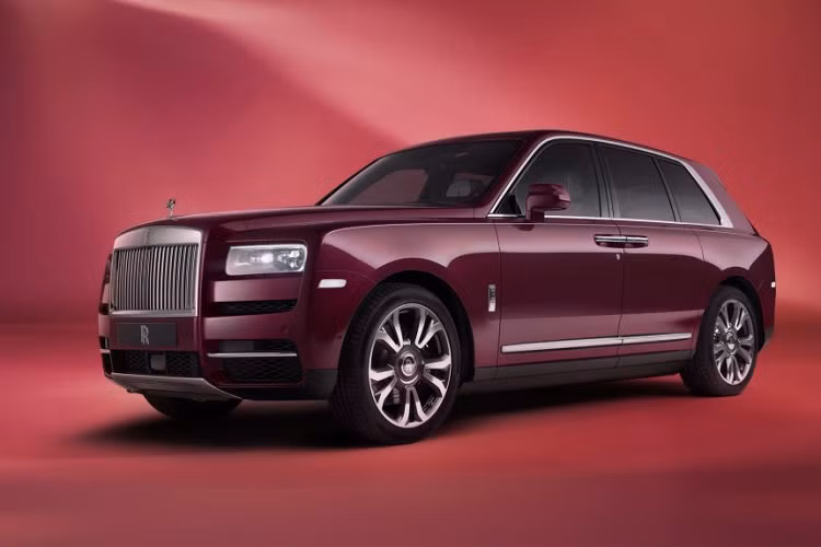Những ‘kiệt tác' tinh tế này, do đội ngũ thiết kế của Rolls-Royce thực hiện, lấy cảm hứng từ những gam màu và họa tiết rực rỡ thường thấy trong thế giới thời trang cao cấp, qua đó phản ánh sở thích và phong cách sống chiết trung của nhóm khách hàng thượng lưu.