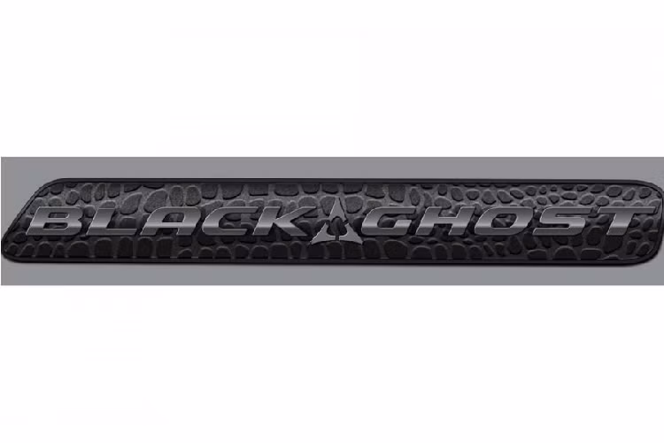 Challenger Hellcat Redeye Widebody là nền tảng để phát triển chiếc xe Challenger Black Ghost 2023 nhưng thú vị ở chỗ Dodge lại nâng cấp động cơ tăng áp V8, dung tích 6.2 lít lên công suất 807 mã lực. Trong hệ thống phân cấp Challenger hiện tại, nó ngang bằng với SRT Super Stock ra mắt vào năm 2020 và hứa hẹn sẽ gây sốt giới mê tốc độ khi xe được sản xuất giới hạn chỉ đúng 300 chiếc trên toàn thế giới.